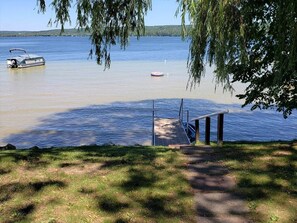 Private lake front, beach, sand bottom and a place for your boat!