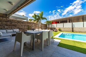 Private heated swimming pool/ built-in jacuzzi/Terrace/dining area/ Middle floor