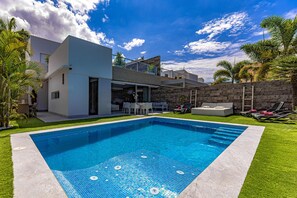 Private heated swimming pool/ built-in jacuzzi/Terrace/dining area/ Middle floor