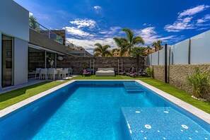 Private heated swimming pool/ built-in jacuzzi/Terrace/dining area/ Middle floor