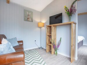 Living area | Moor Hen Shepherd Hut - Ponsford Ponds, Knowle, near Cullompton