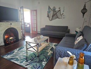 Livingroom w/ 2 sofa-beds