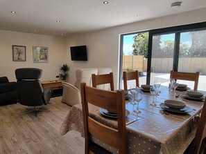 Open plan living space | Dronefield Lodge, Somerton