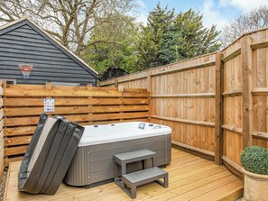 Hot tub | Barwick Retreat, Bawdeswell