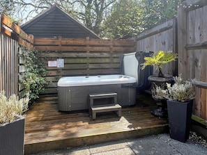 Hot tub | Barwick Retreat, Bawdeswell