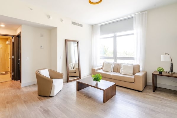 Acogedor y luminoso salón con decoración moderna . Disfruta de la comodidad y el estilo en este espacio perfecto para relajarte