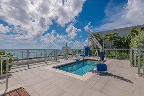 Amplia y moderna, con borde infinito que se fusiona con el horizonte, ofreciendo una experiencia refrescante y visualmente impresionante. Ideal para relajarse y disfrutar del paisaje. PISO 7