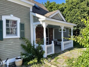 Side porch with swing 