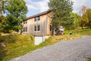 Waterfront Vintage Barn Getaway!