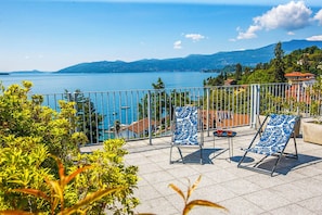 Ca. 40 m² große ganztags besonnte private Dachterrasse mit gigantischer Sicht auf den See und die Berge