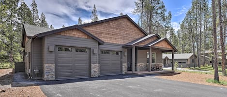 Sunriver Vacation Rental | 3BR | 2BA | Single Story | 2,165 Sq Ft