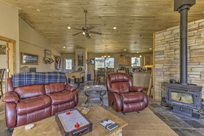 Living Room | Ping-Pong Table