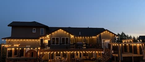 EVENING MAGIC. ENJOY YOURSELF ON THE MANY DECK LEVELS OR IN THE SAUNA, POOL OR HOT TUB. TOO MANY THINGS TO DO.