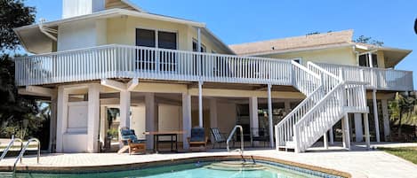 Private pool next to the canal.
