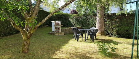 Le jardin : son salon et son barbecue sous le grand saule