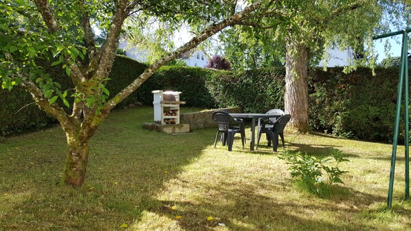 Le jardin : son salon et son barbecue sous le grand saule