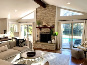 Gracious vaulted living room w/beautiful light, view of pool, lagoon & fountain.