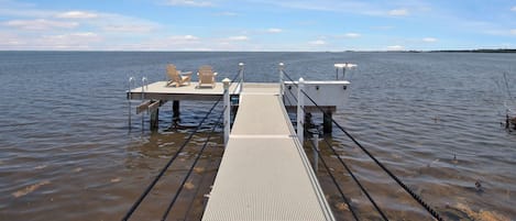 This dock is strictly for lounging and ocean views, NO BOATS ALLOWED HERE DUE TO DEPTH OF WATER