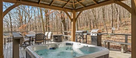 Outdoor spa tub