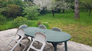 terrasse côté jardin et soleil du soir