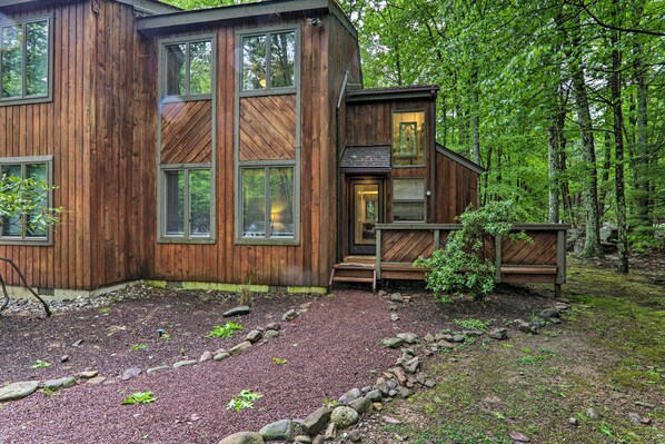 Lake Harmony Vacation Rental | 2BR | 2BA | 1,200 Sq Ft | Stairs Required