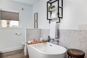 Master free standing soaking tub
