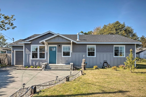 Crescent City Vacation Rental | 2BR | 2BA | 1,179 Sq Ft | 3 Steps Up to Enter