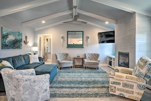 Living Room | Free WiFi | Smart TV | Central A/C | Decorative Fireplace