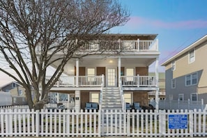 Welcome to Whimsical Wave-Tidal (2nd/ 3rd floors). Ocean View on the upper deck!