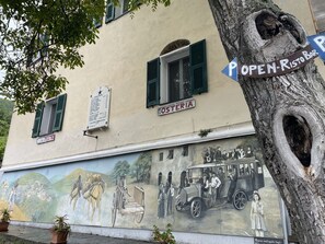 Gebäude, Daytime, Pflanze, Fenster, Farbe, Nachbarschaft, Baum, Kunst, Schriftart, Fassade