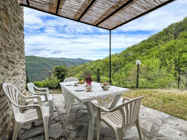Tabelle, Möbel, Pflanze, Eigentum, Himmel, Wolke, Stuhl, Tisch Im Freien, Holz, Interior Design