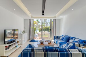 Holiday house in San Bartolome de Tirajana with pool view