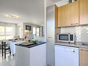 Cabinetry, Countertop, Küchengerät, Herd, Küche, Haushaltsgerät, Interior Design, Holz, Gebäude, Herd