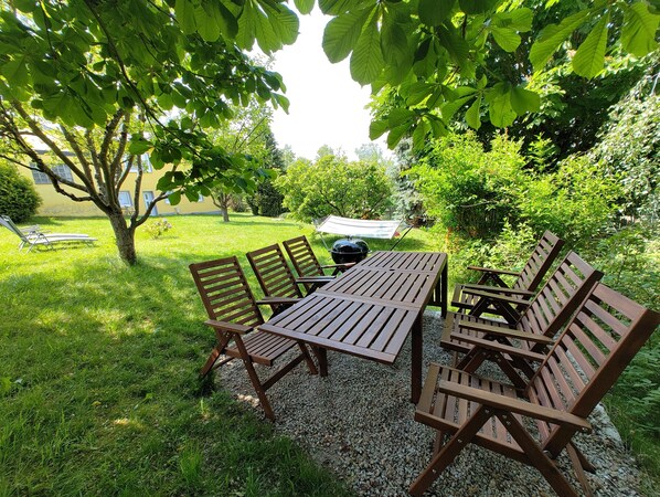 Unser Grillplatz mit Blick auf das Haus, der Schaukel und der Rutsche 