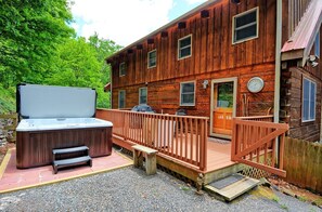 A Wooded Escape with HOT TUB