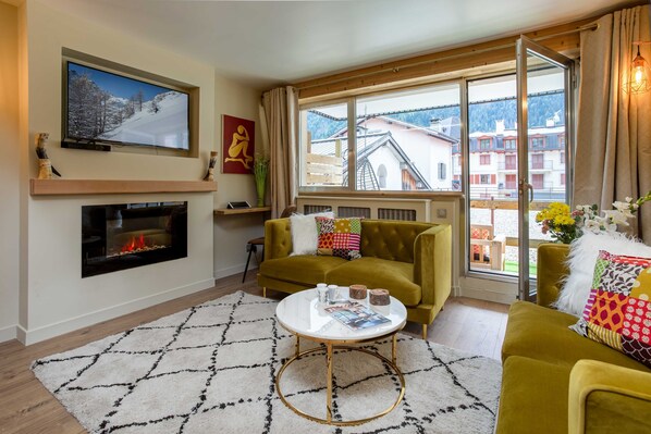 Open plan living room with TV & fireplace