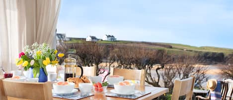 Trewalder, Treyarnon Bay. Ground floor: Large dining table for up to eight guests with beautiful view of Treyarnon Bay