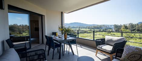 Terrasse 20 m2 vue sur champs et montagnes