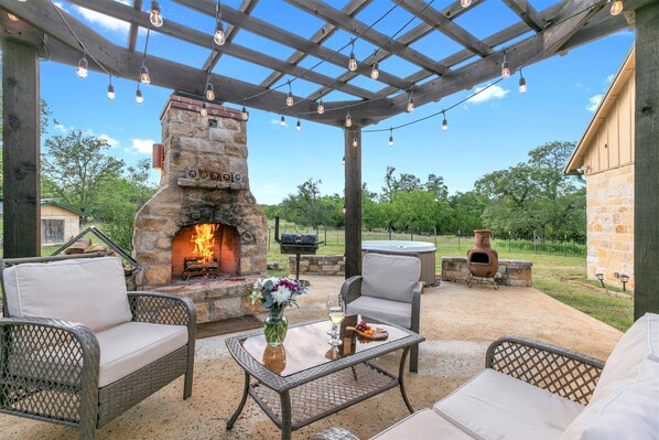 Welcome to the Holt+Gail Haus! This stunning luxurious home is the perfect place to gather with your loved ones and create unforgettable memories!