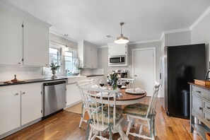 Relax in this great dining room table and have a memorable meal with friends and family!