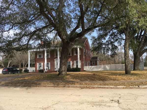 Three Oaks, 800 Southland Avenue, Marlin, TX