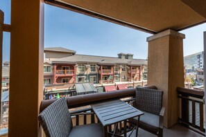 Balcony with outdoor seating