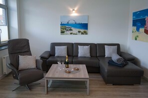 Couch und Sessel in der Ferienwohnung in Burg auf Fehmarn