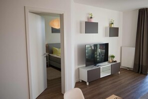 TV und Eingang zum Schlafzimmer in der Ferienwohnung auf Fehmarn