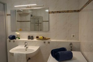 Badezimmer in der Ferienwohnung mit Hund auf Fehmarn in Burgstaaken