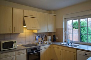 Küche in der Ferienwohnung mit Hund Nahe der Stadt Burg auf Fehmarn
