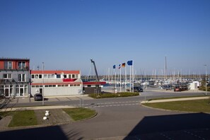 Aussicht von der Ferienwohnung für 2 Personen auf den Yachthafen in Burgtiefe