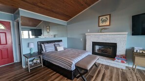 Queen Bed Facing Marsh (2)