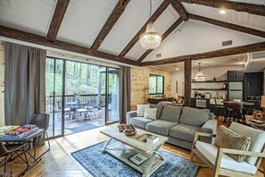CherokeeRose-Livingroom4
