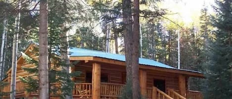 Beautiful log cabin in pine and aspen forest, perfect for getting away